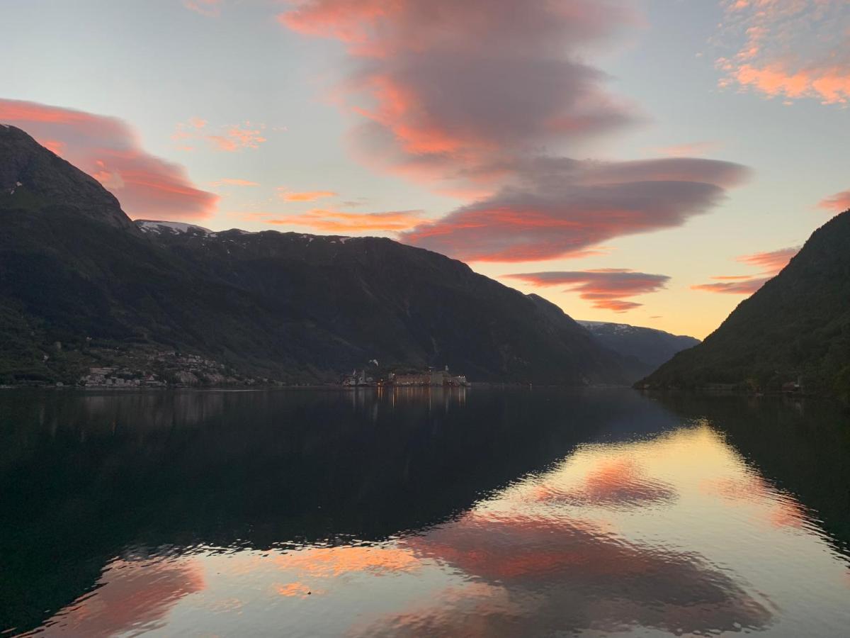 Trolltunga Fjordview Aparthotel Odda Kültér fotó